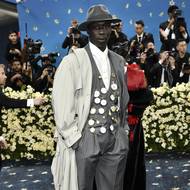 Nejpovedenějším pánským doplňkem byla sbírka kapesních hodinek influencera Khaby Lameho, kterého oblékla značka Boss.