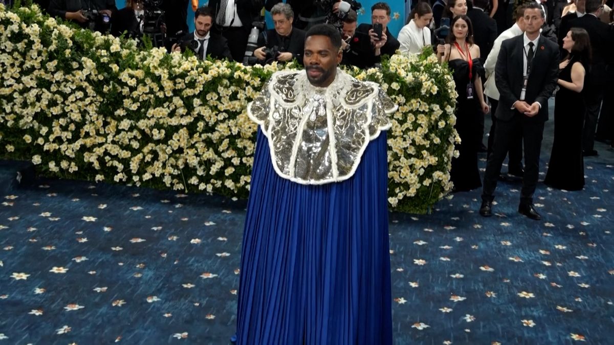 Pánská móda z Met Gala 2025: Nechyběly obleky na míru, vlečky, sukně, brože i ozdobené zuby