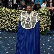 Colman Domingo nastoupil před fotoaparáty nejprve královsky s modrým pláštěm se zdobeným límcem.