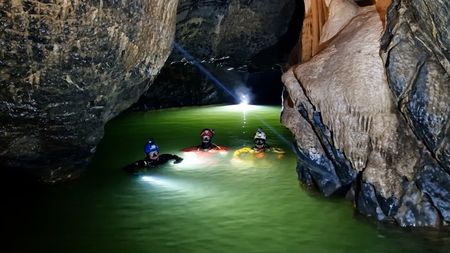 Trojice speleopotápěčů zvládla nejextrémnější přechod podzemím v Česku 