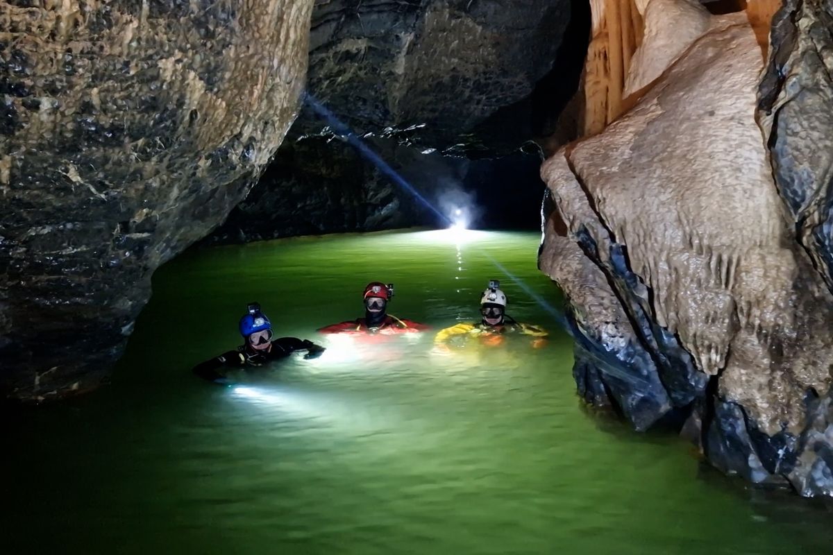 Trojice speleopotápěčů zvládla nejextrémnější přechod podzemím v Česku 