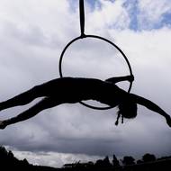 Moment z vystoupení s využitím tzv. aerial hoop - závěsného kruhu