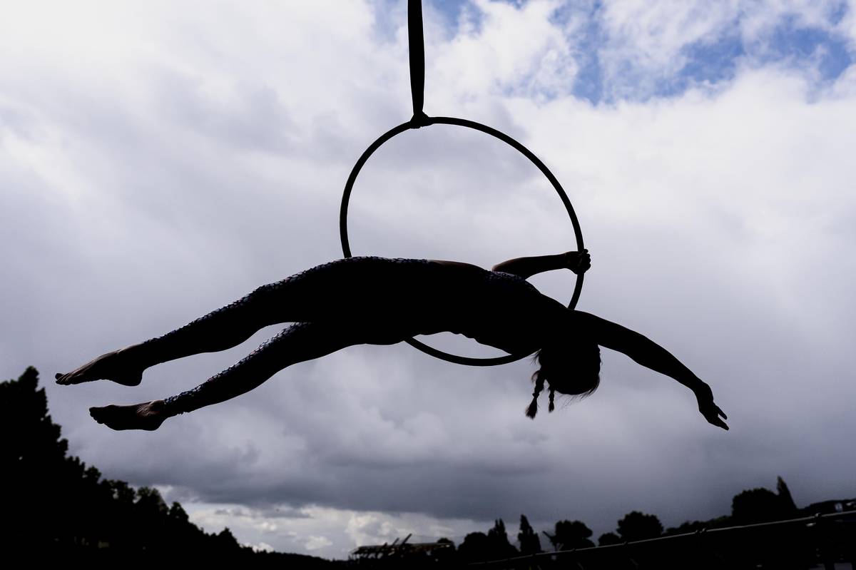 Moment z vystoupení s využitím tzv. aerial hoop - závěsného kruhu