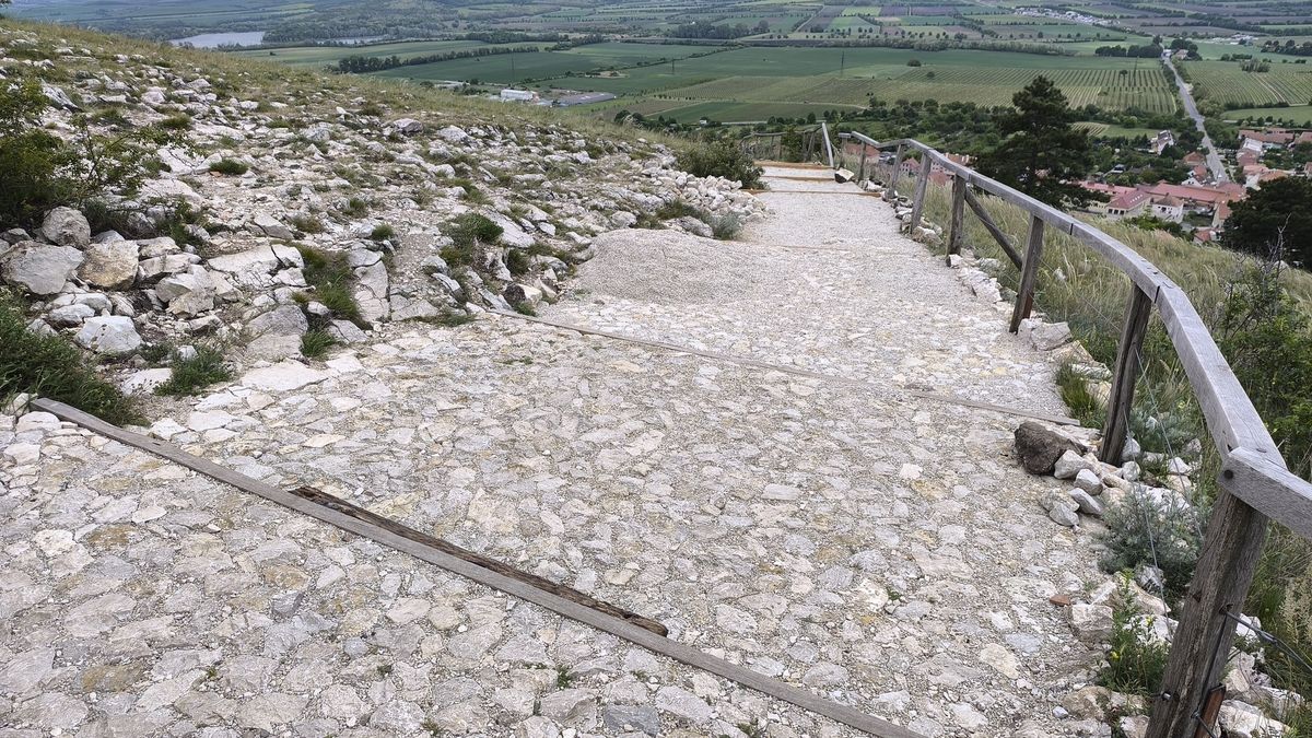 Na Pálavě se zpevňuje vyhlášená turistická stezka na Svatý kopeček u Mikulova