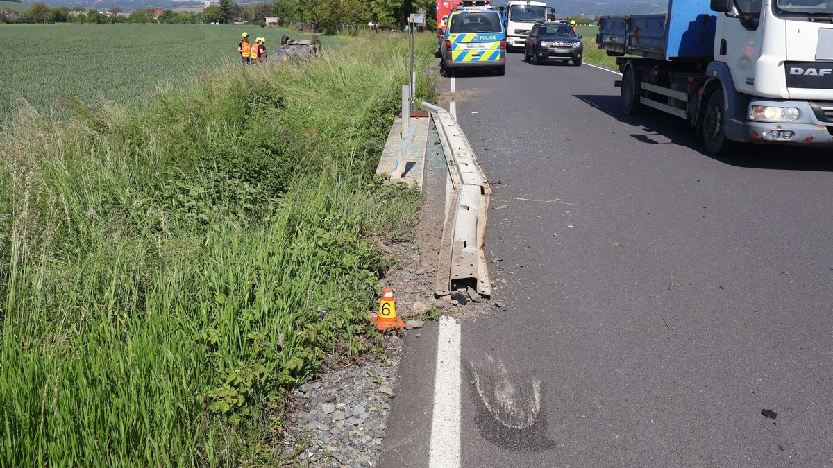 Osmnáctiletý řidič s čerstvým řidičákem převrátil na Olomoucku fabii na střechu