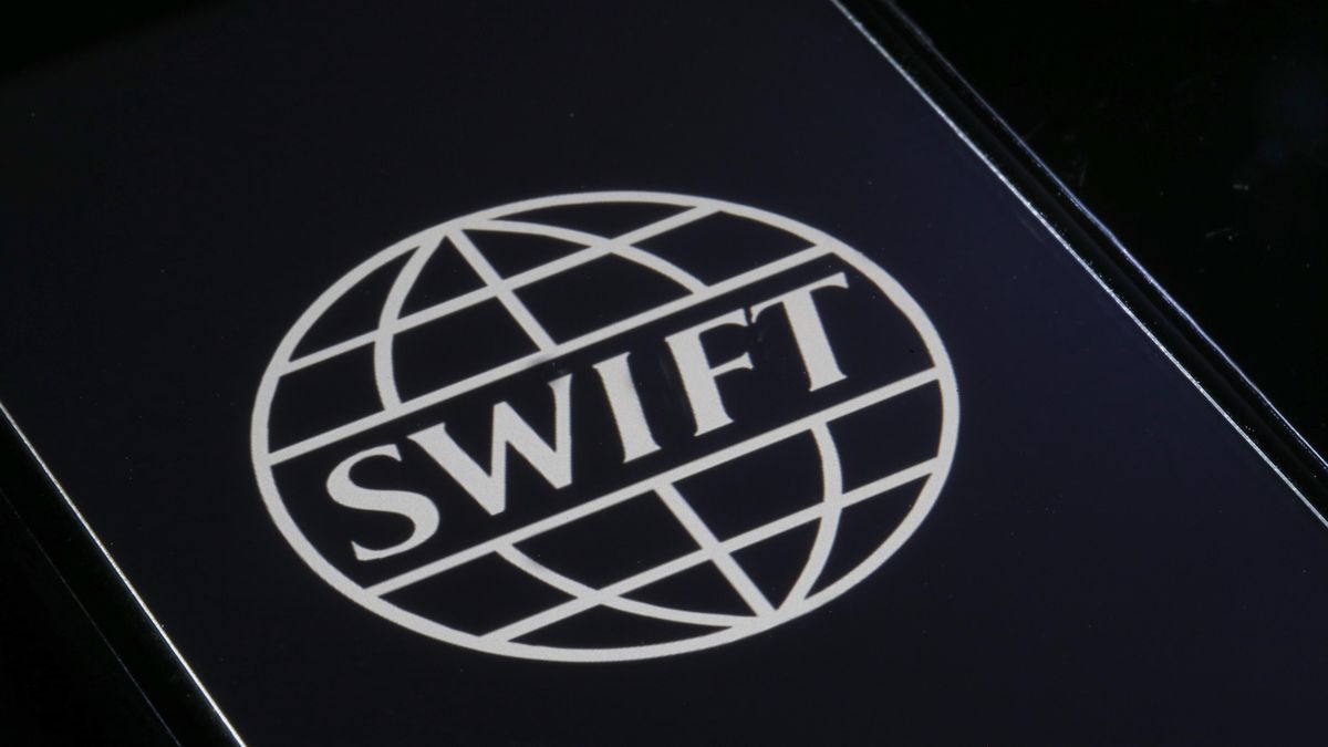 EU zvažuje odříznutí 20 ruských bank z platebního systému SWIFT