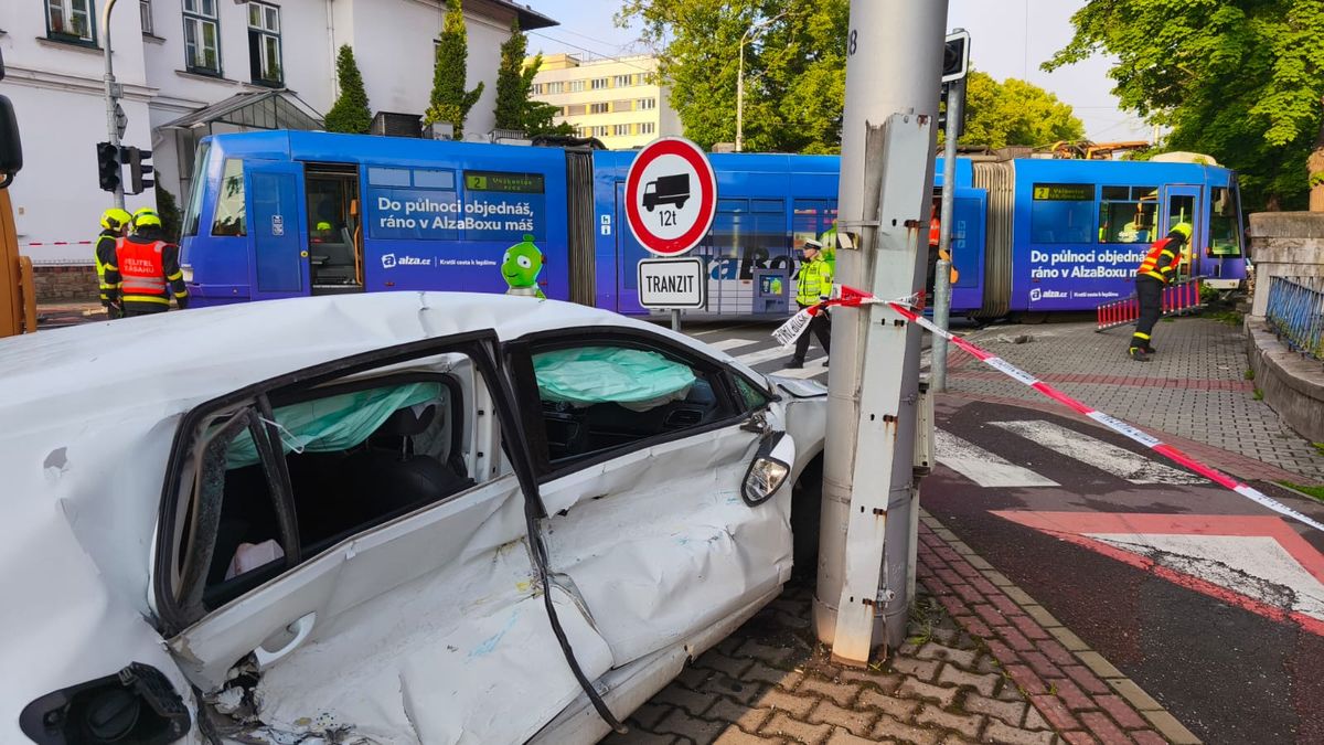 Osobní auto se v Ostravě střetlo s tramvají. Souprava vykolejila na chodník