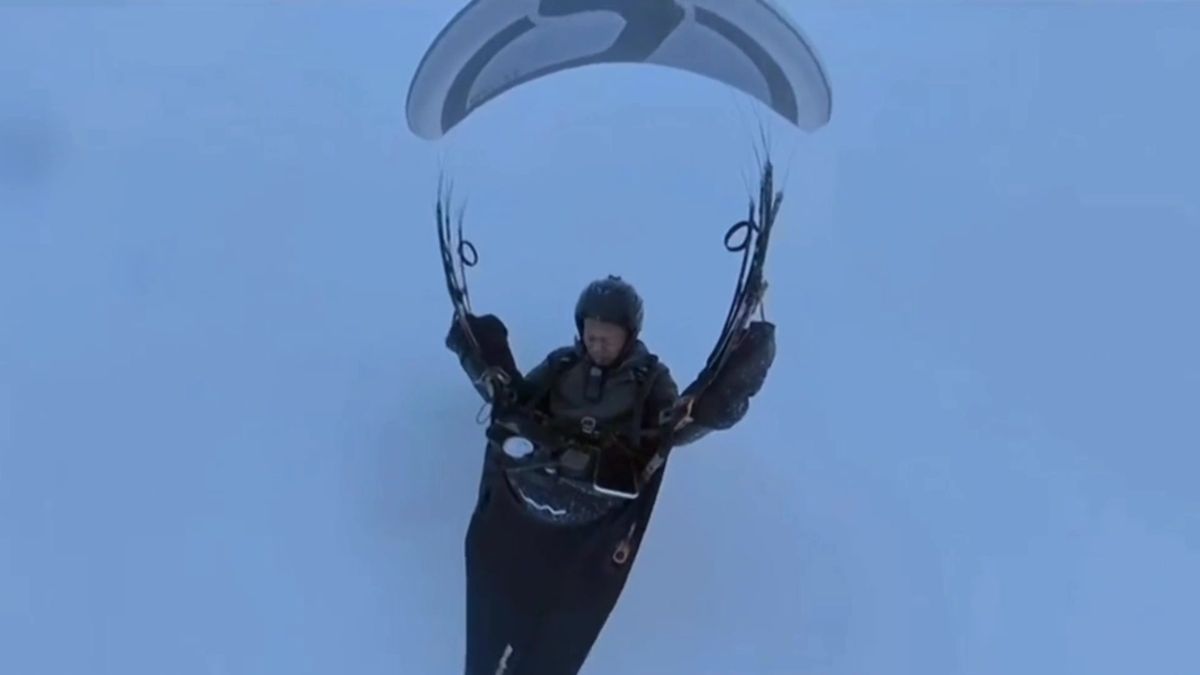 Čínský paraglidista přežil nechtěný let ve výšce přes 8500 metrů. Příjemné to nebylo, ukazuje video