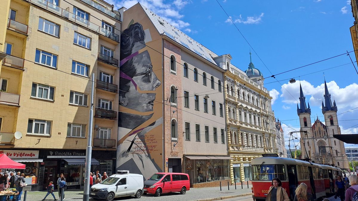 Komunisty popravenou Miladu Horákovou připomíná v Praze nová nástěnná malba
