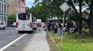 Kamion v Ústí nad Labem smetl autobus a ujel. Na místě jsou dvě desítky zraněných