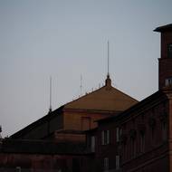 Sixtinská kaple je pro veřejnost zavřená od 28. dubna v souvislosti s přípravami na konkláve. Kaple je součástí Apoštolského paláce ve Vatikánu a stojí severně od baziliky svatého Petra.