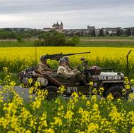 Vojenské uniformy, které účastníci nosí, odpovídají výstroji amerických i československých jednotek z roku 1945.