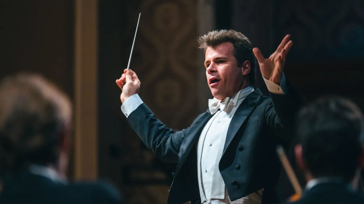 Jakub Hrůša bude novým šéfdirigentem České filharmonie. Nahradí Byčkova