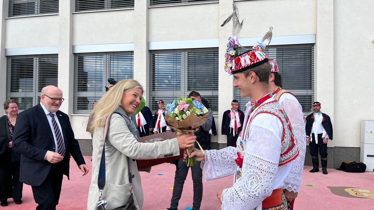 Jak se vám žije po tornádu, ptala se v Hruškách princezna z Lichtenštejna. Na školní zahradu dala pět milionů