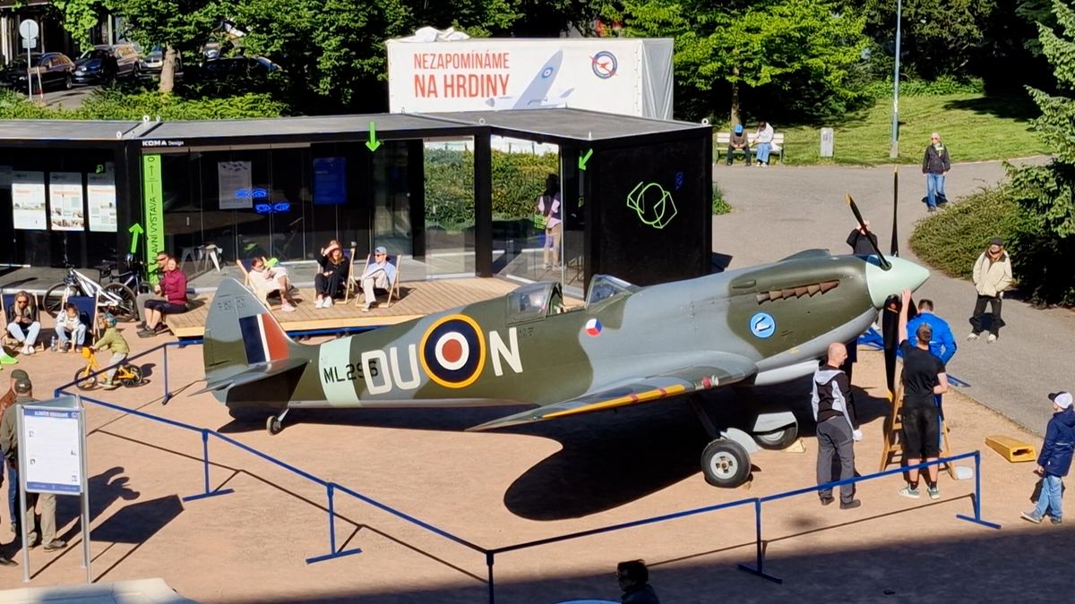 Montáž stíhacího letounu Spitfire zabrala nadšencům dvě hodiny, vystaven je ve Zlíně