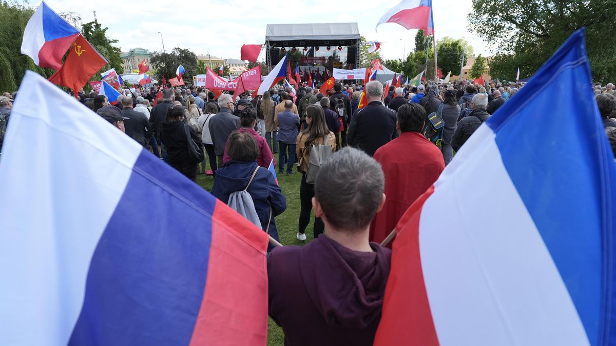 Vlajky Ruska a Sovětského svazu v Česku? To je demokracie, říká policie i politici