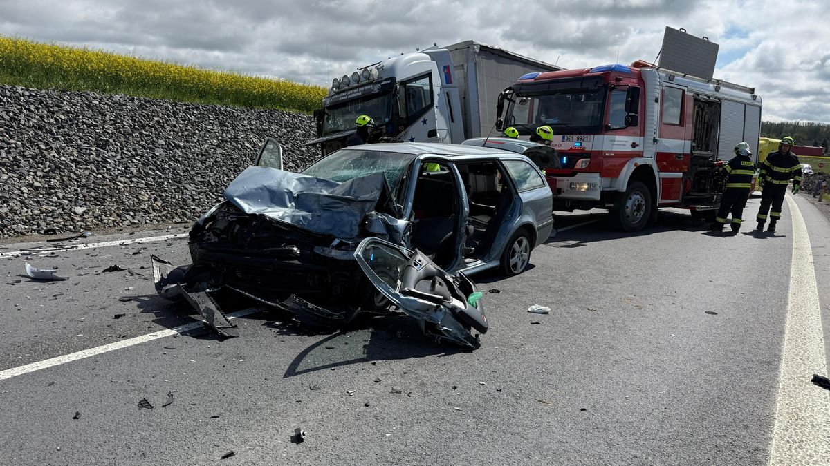 Nehoda uzavřela hlavní tah na Svitavsku. Řidič je těžce zraněný