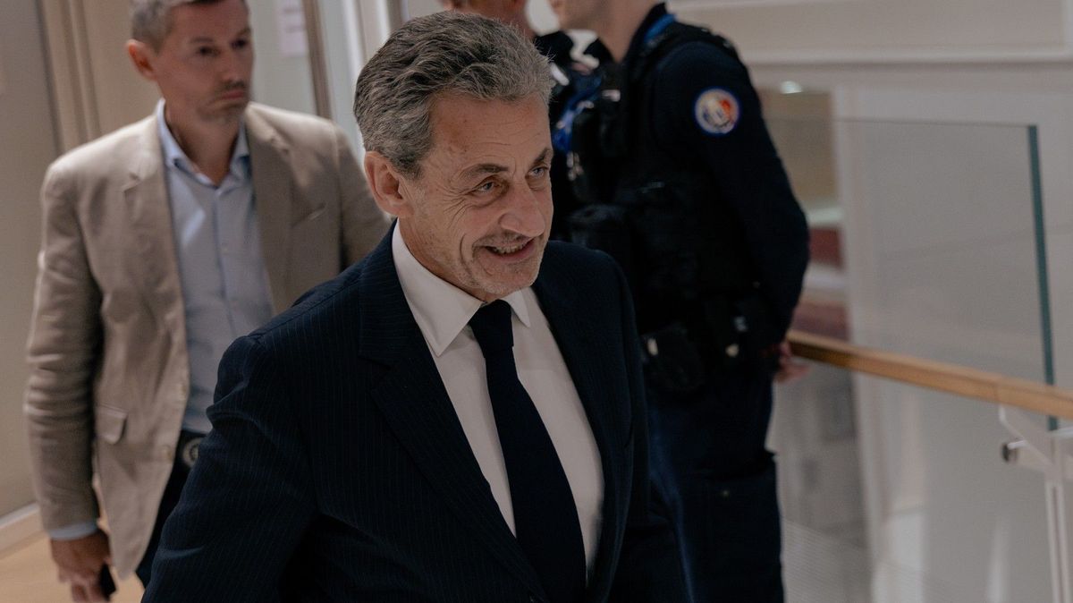Sarkozy předčasně odložil elektronický náramek. Soud vyhověl jeho žádosti