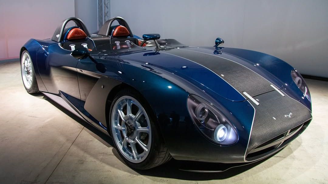 Nová italská značka představila roadster inspirovaný šedesátými lety