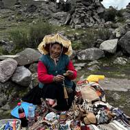 Obyvatelé peruánských hor nabízejí k prodeji nejrůznější výrobky.