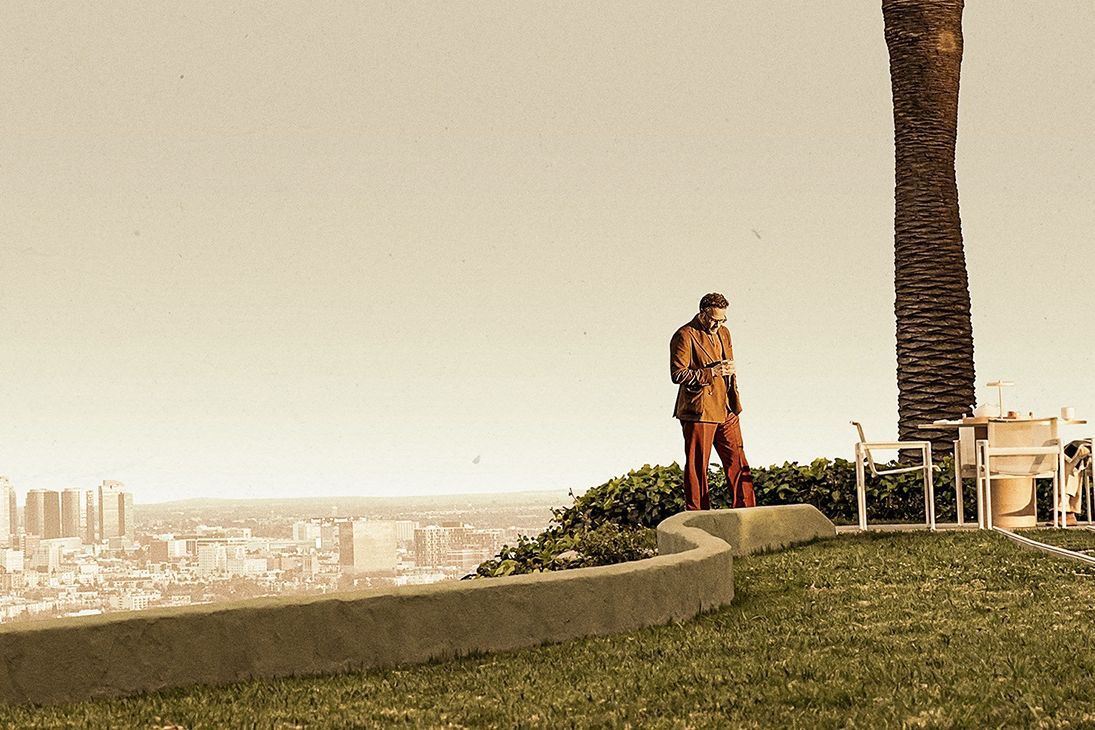 RECENZE: Studio se směje i klaní všem konturám starého dobrého Hollywoodu