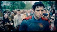 Superman se vrací ke kořenům. Nabízí morálně pevný a naivní svět z komiksových pohádek