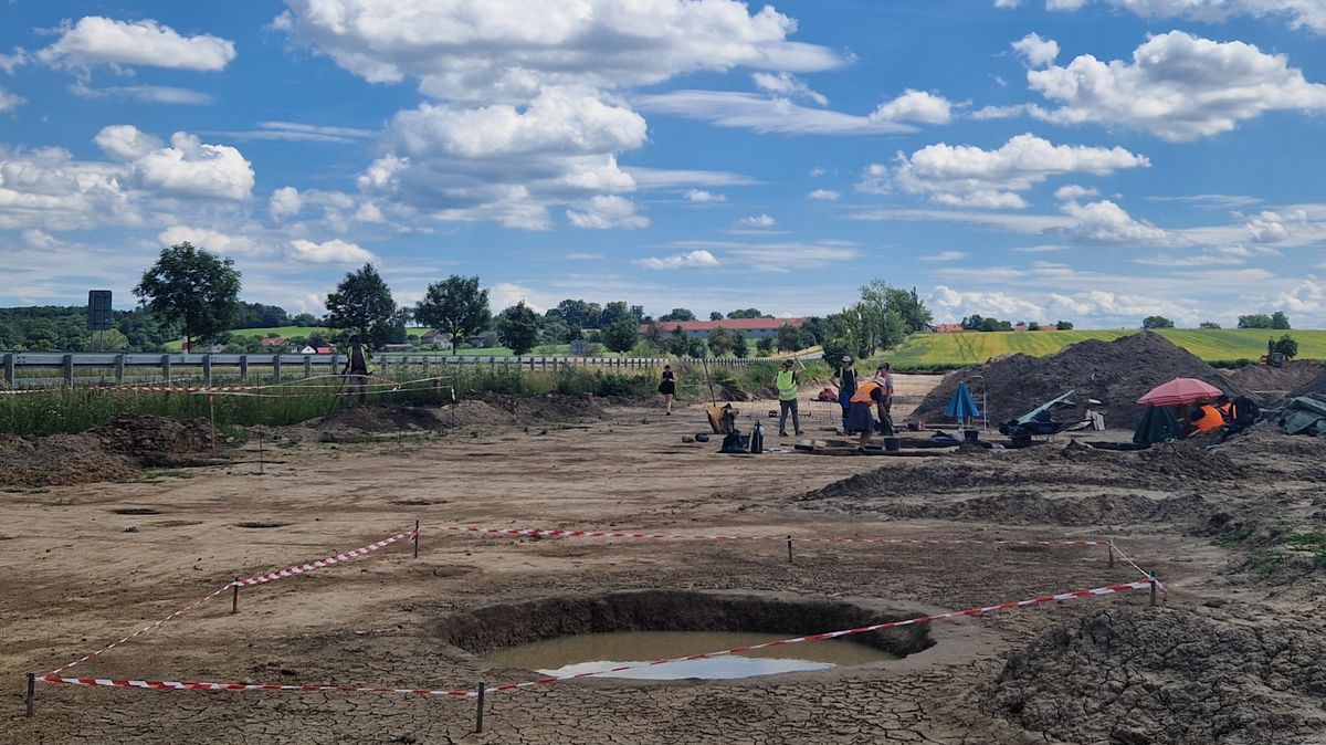 Stavbu dvou dálnic zdržují spory archeologů o zakázku