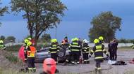 Tragická nehoda BMW u Prahy: jeden mrtvý na místě, druhý vážně zraněný