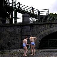 Šatna tentokrát chyběla, a tak se muselo s převlékáním improvizovat.