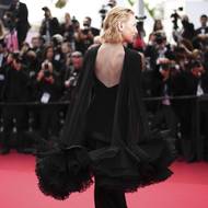 Šaty zezadu disponovaly zajímavě řešenou kratší vlečkou.