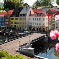 Téměř za branami vchodu se nachází takzvaný Miniland. Zde je možné obdivovat práci stavitelů, kteří z desetitisíců kostiček postavili miniaturní čtvrť v Kodani s vodními kanály, letiště se stroji popojíždějícími po ranveji nebo třeba nejvyšší budovu světa Burdž Chalífu.