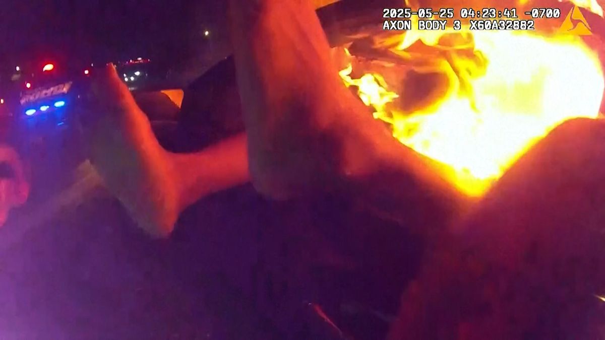 Policista v Arizoně na poslední chvíli vytáhl mladou řidičku z hořícího auta