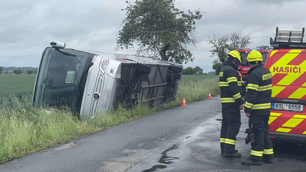 Pod autobusem plném dětí se na Kutnohorsku utrhla krajnice