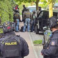 Policie dorazila k vyjednávání s ozbrojeným mužem na pražském Zličíně.