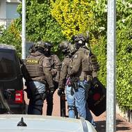 Policie dorazila k vyjednávání s ozbrojeným mužem na pražském Zličíně.