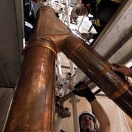 Instalace kouřovodu v Sixtinské kapli.