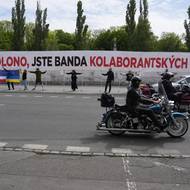 Odpůrci si pro přijíždějící motorkáře připravili transparent „5. kolono, jste banda kolaborantských zmetků.“