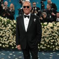 
Michael Kors si na výstřednosti nepotrpí a zůstává věrný černému smokingu.