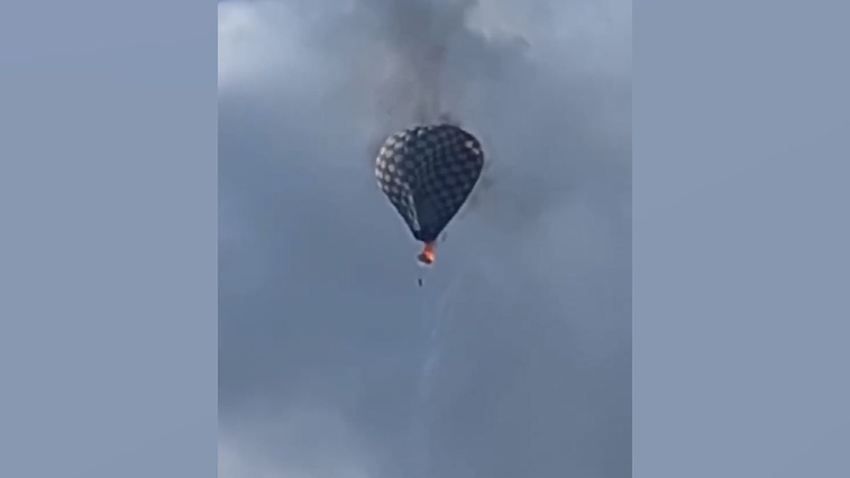 Operátor hořícího balonu v Mexiku vyskočil z koše. Pád nepřežil
