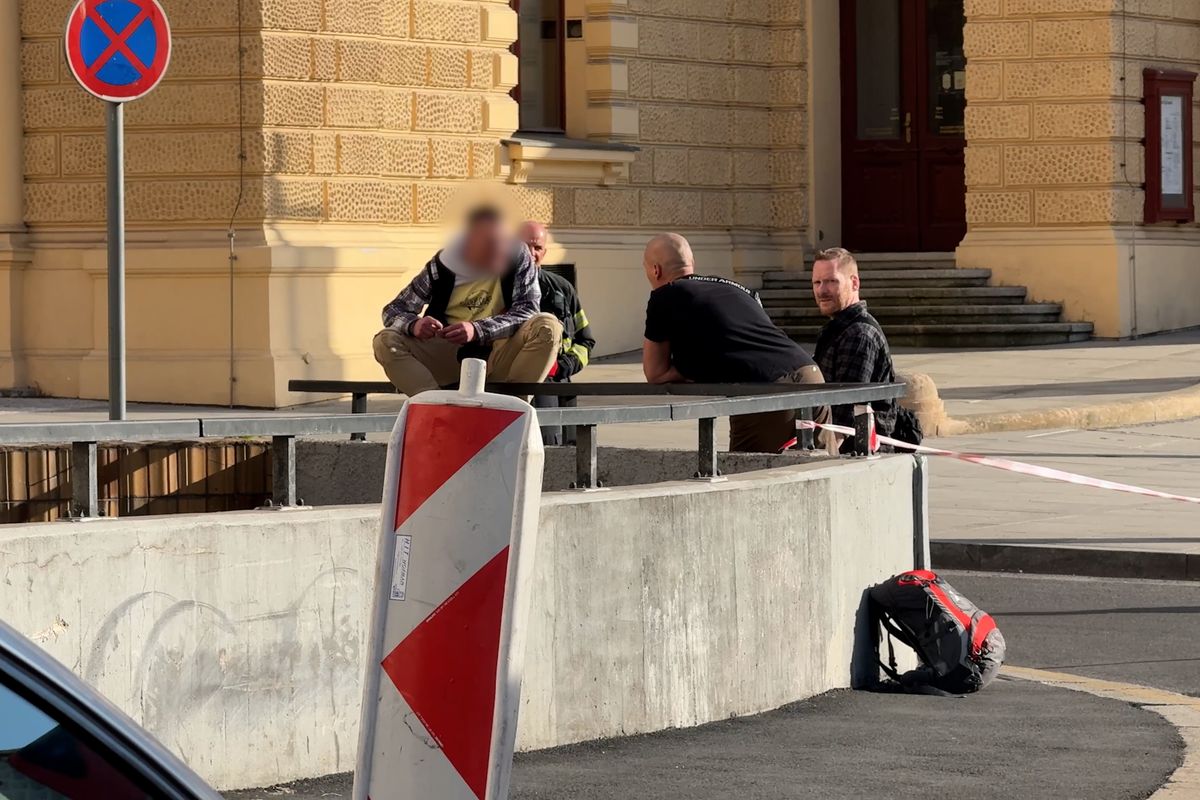 Muž v centru Prahy vyhrožoval skokem z garáží