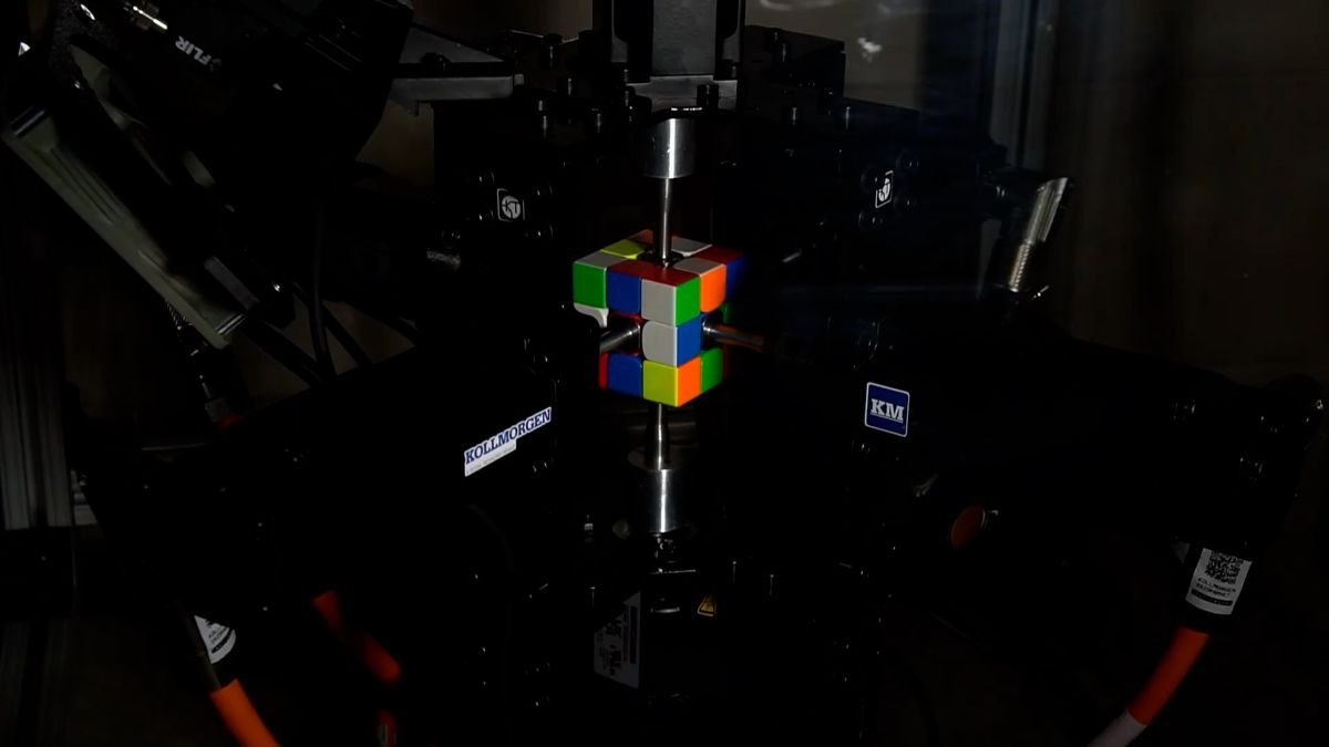 U videa nemrkat. Robot složil Rubikovu kostku za rekordní desetinu sekundy