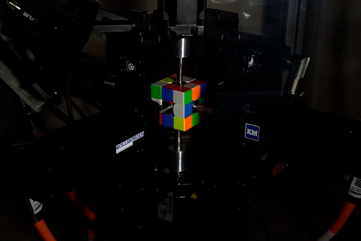 U videa nemrkat. Robot složil Rubikovu kostku za rekordní desetinu sekundy