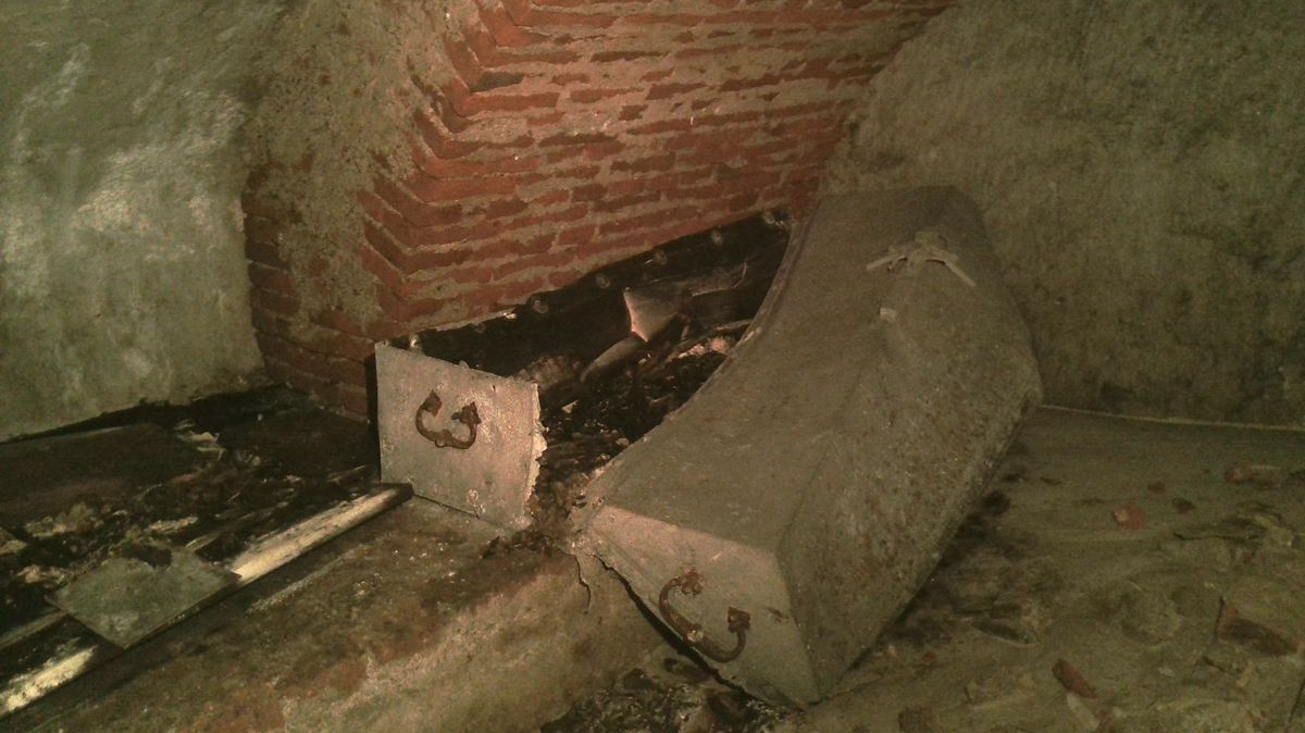 Vědci v hrobce pod katedrálou v Olomouci objevili rakev biskupa Pavlovského