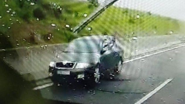 Řidič v protisměru na D7. Vůz, který se mu snažil vyhnout, skončil na střeše