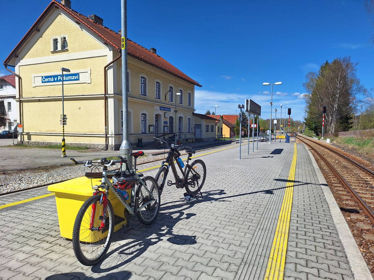 Zastávka v Černé v Pošumaví, odkud pojedeme do Nového Údolí.