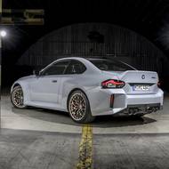 Verze CS má záď s výrazným spoilerem.