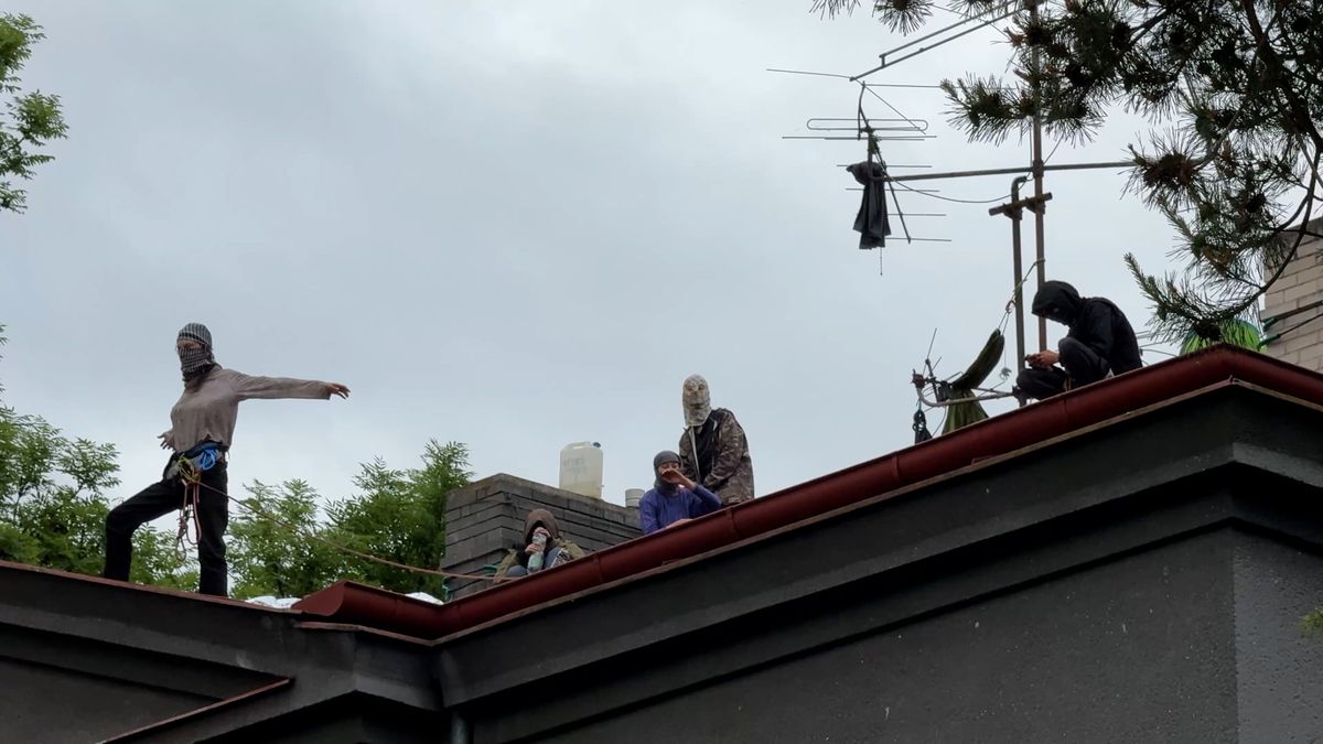 U domu obsazeného squatery v Praze rozjela policie manévry