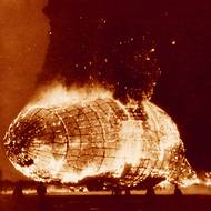 Pozdější dobarvení ještě přidává fotografiím na dramatičnosti. Z celkem 36 pasažérů a 61 členů posádky při katastrofě zahynulo 13 cestujících a 22 členů posádky. Další oběť si oheň vyžádal na zemi. 