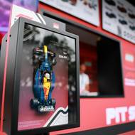 Formule v životní velikosti navazují na menší modely ze série Speed Champions. 