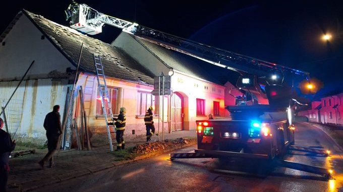 Noční bouřka na jihu Čech poškodila střechu a vyvalila vrata